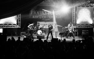 Band auf der Bühne beim Honkey Tonk Festival